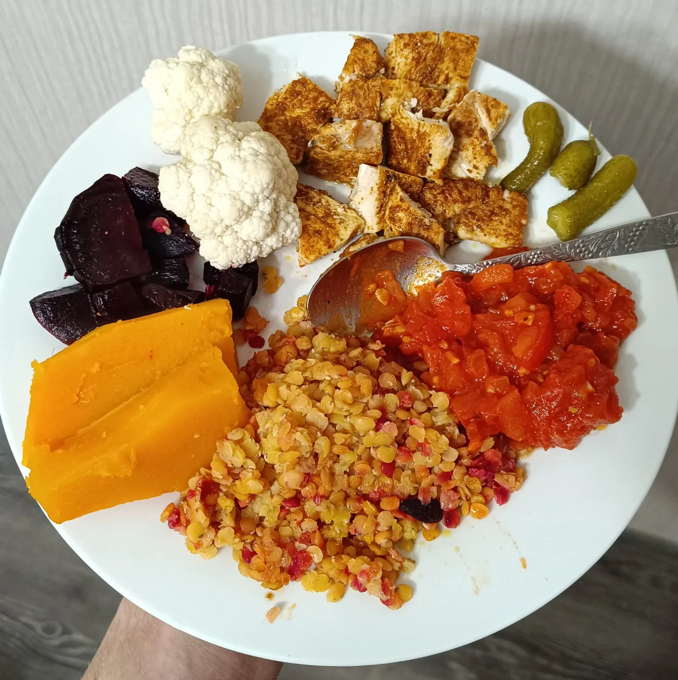 Тарелка авторского обеда с овощами и гарниром