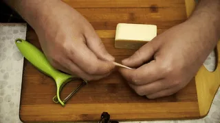 Нарезка сыра тонкими слайсами