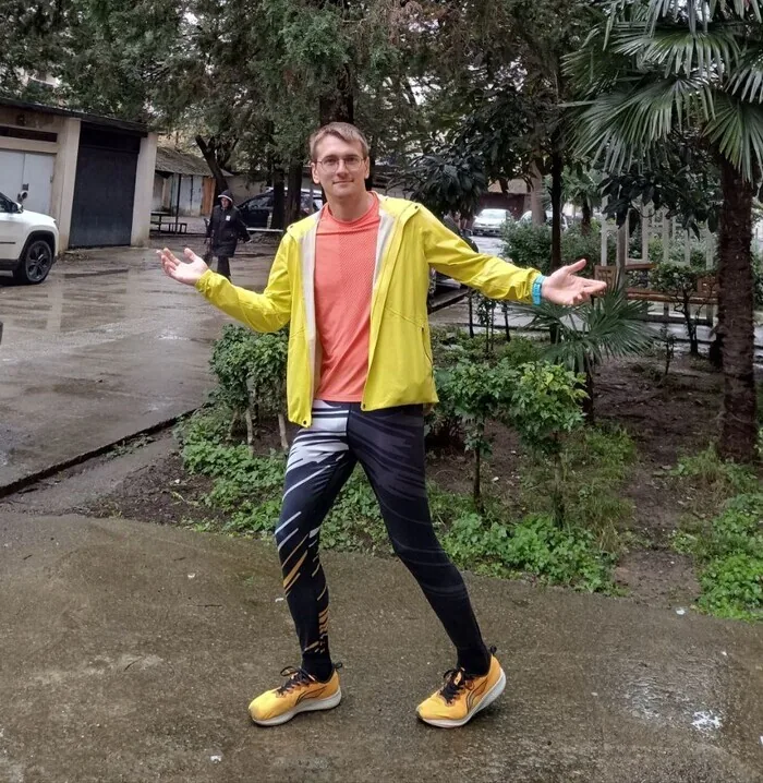 Сергей Воронцов на улице в желтой куртке